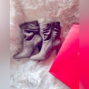 Gray,size 7m, ankle high woman’s boots